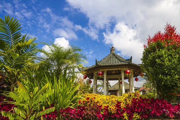 Gazebo sob azul manhoso . — Fotografia de Stock