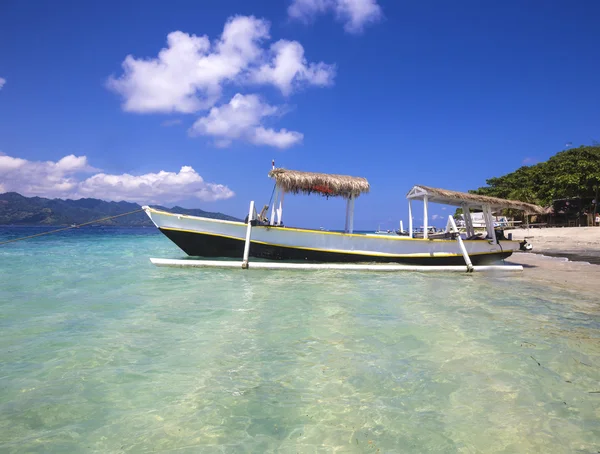 Tropikal sahilde uzun kuyruk teknesi — Stok fotoğraf