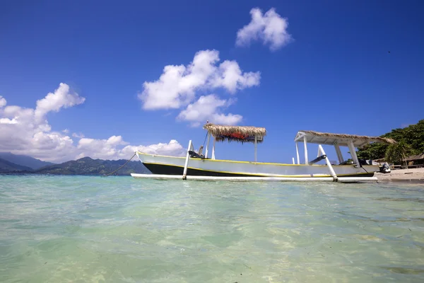 Long Tail Boat on Tropical Beach — Stock Photo, Image