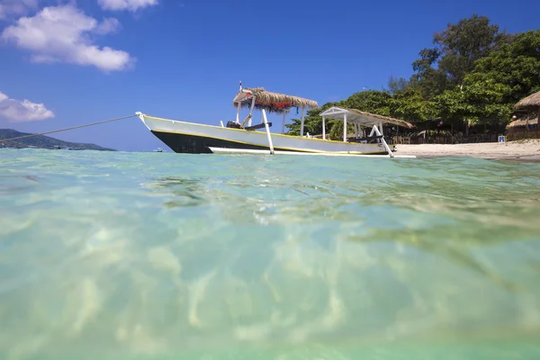 열대 해변의 긴 꽁지깃 배 — 스톡 사진