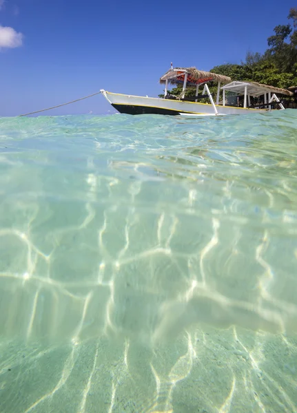 Barca a coda lunga sulla spiaggia tropicale — Foto Stock