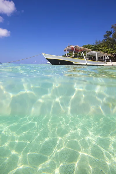 Bateau à longue queue sur la plage tropicale — Photo