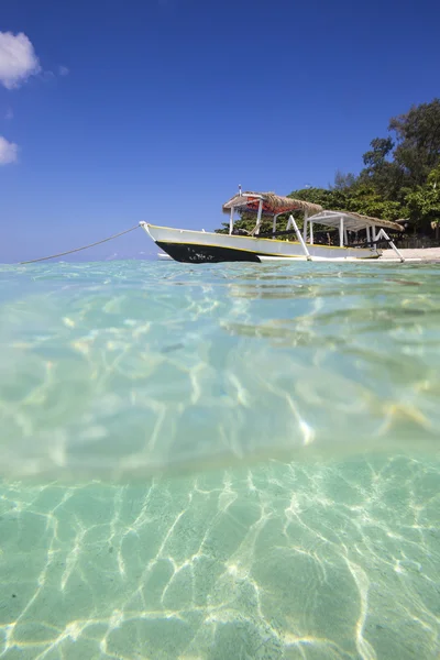 Bateau à longue queue sur la plage tropicale — Photo