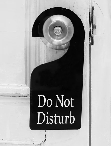 Não perturbar sinal pendurar na maçaneta da porta — Fotografia de Stock