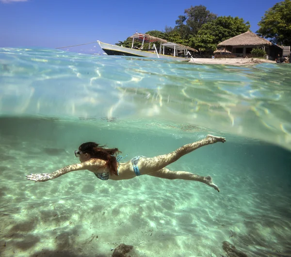 Kollázs a nő a víz alatti búvárkodás — Stock Fotó
