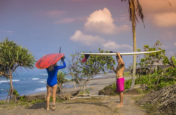 Surfers couple — Stock Photo, Image