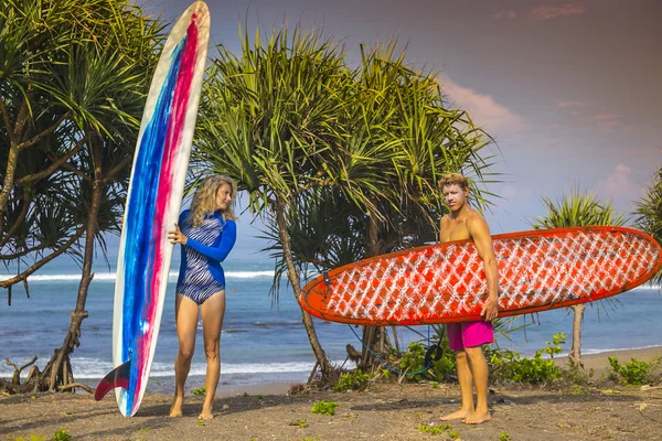 Surfers couple — Stock Photo, Image