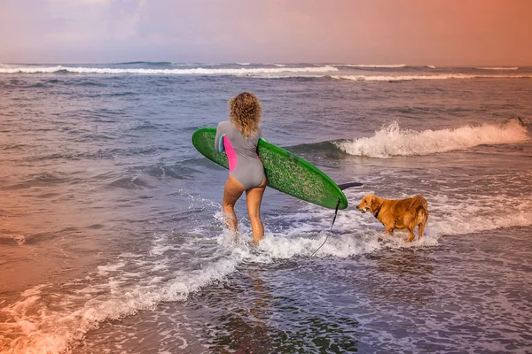 Mujer joven Surfer Chica —  Fotos de Stock