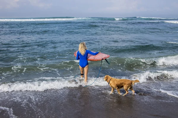 Tineri Femeie Surfer Fata — Fotografie, imagine de stoc