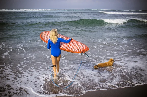 Κορίτσι Surfer νεαρή γυναίκα — Φωτογραφία Αρχείου