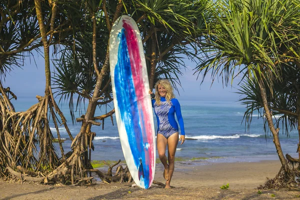 Mujer joven Surfer Chica — Foto de Stock