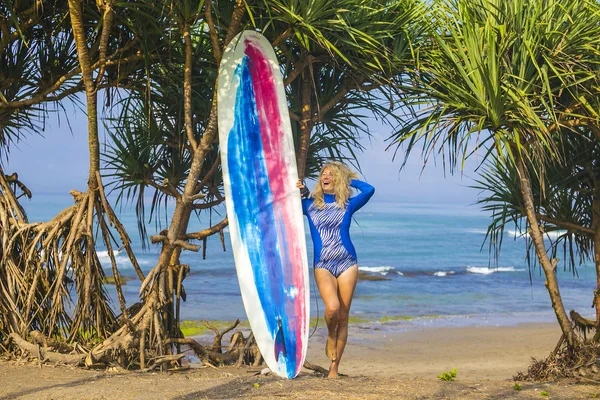 Mujer joven Surfer Chica — Foto de Stock