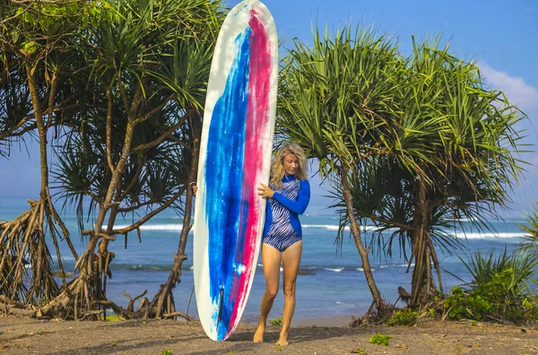 Jeune femme Surfeuse fille — Photo