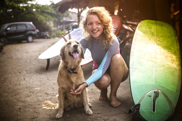 Mujer joven Surfer Chica —  Fotos de Stock