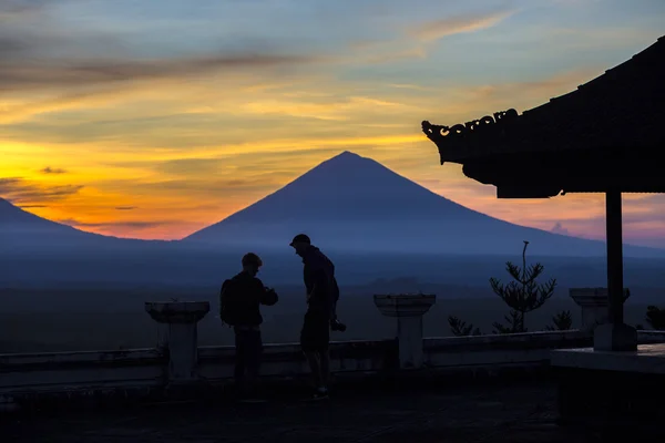 L'uomo con e Vulcano Agung come sfondo . — Foto Stock