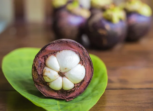 Mangostino singolo e foglia verde fresca — Foto Stock