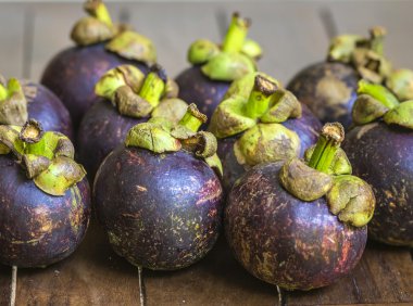 Mangostins ve taze yaprak yeşil