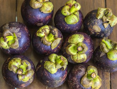 Mangostins ve taze yaprak yeşil