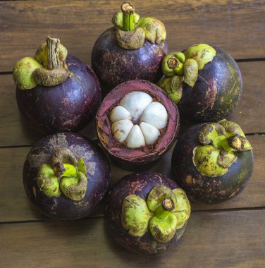 Mangostins ve taze yaprak yeşil