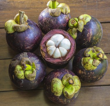 Mangostins ve taze yaprak yeşil