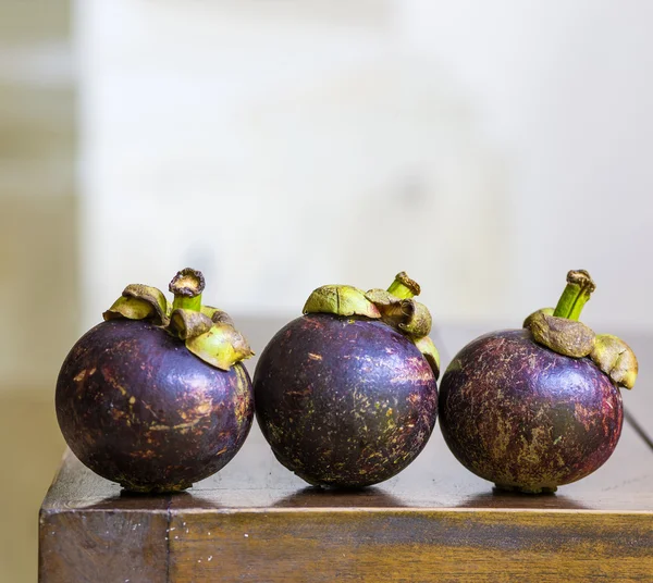 Mangostini e foglie verdi fresche — Foto Stock