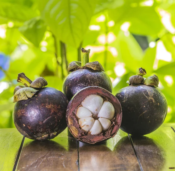 Mangostines et feuilles vertes fraîches — Photo