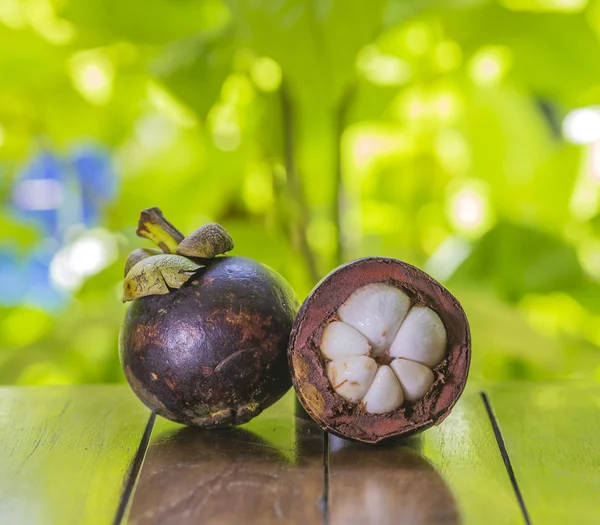 Mangostini e foglie verdi fresche — Foto Stock