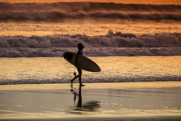 Surfista na praia em Sunset Tme — Fotografia de Stock