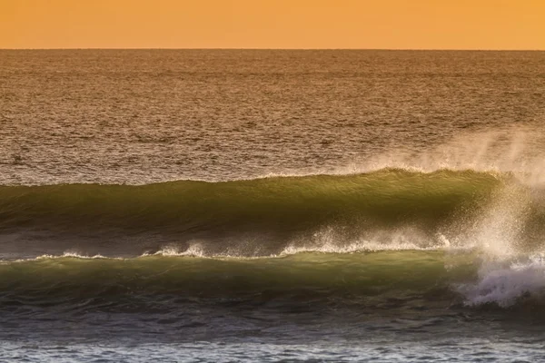 日の出と海の輝く波 — ストック写真