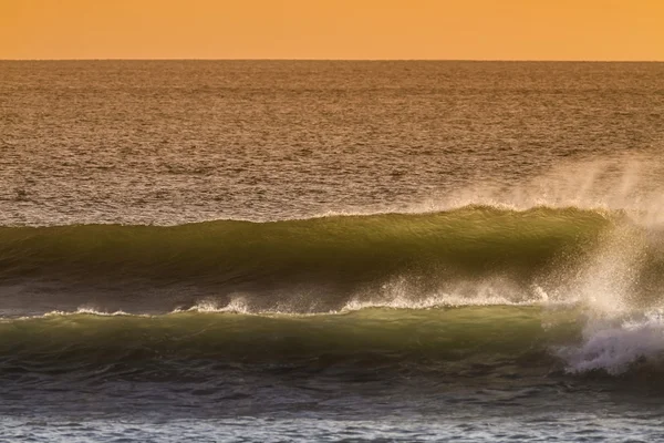 Alba e onde lucenti nell'oceano — Foto Stock