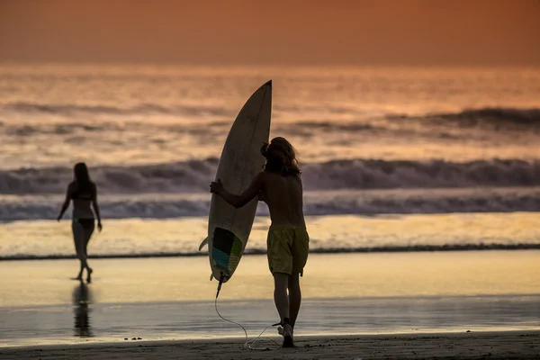 Surfista en la playa en Sunset Tme — Foto de Stock
