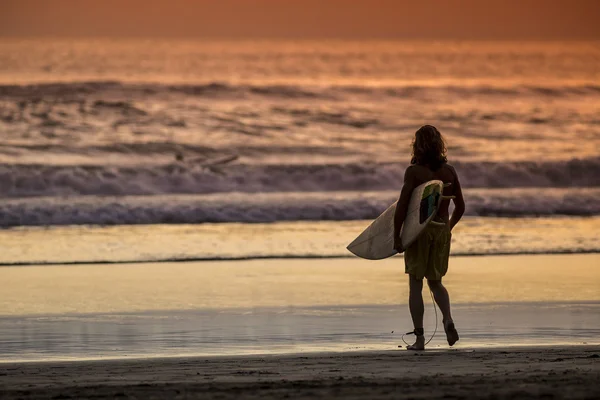 Surfista en la playa en Sunset Tme — Foto de Stock