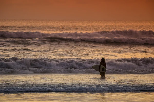 Surfista na praia em Sunset Tme — Fotografia de Stock