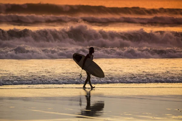 Surfista na praia em Sunset Tme — Fotografia de Stock