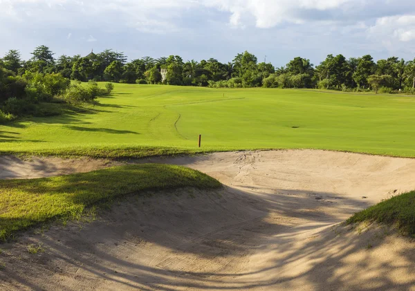 Vacker utsikt över gröna Golf fält — Stockfoto