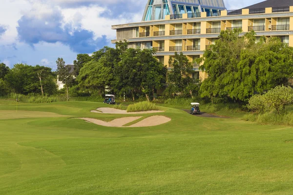 Bela vista do campo de golfe verde — Fotografia de Stock