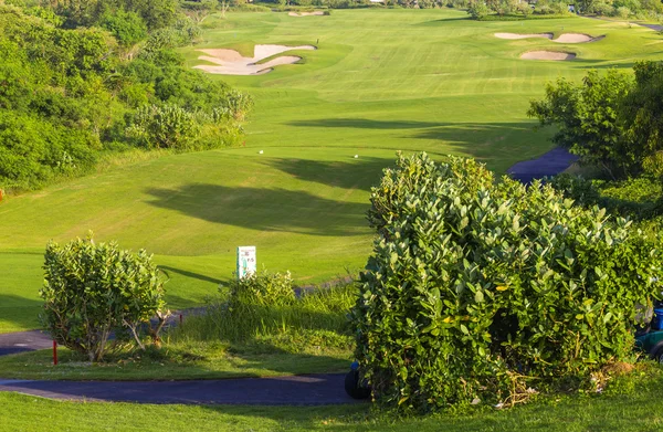 Bela vista do campo de golfe verde — Fotografia de Stock