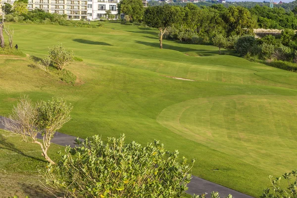 Bela vista do campo de golfe verde — Fotografia de Stock