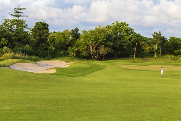 Bela vista do campo de golfe verde — Fotografia de Stock