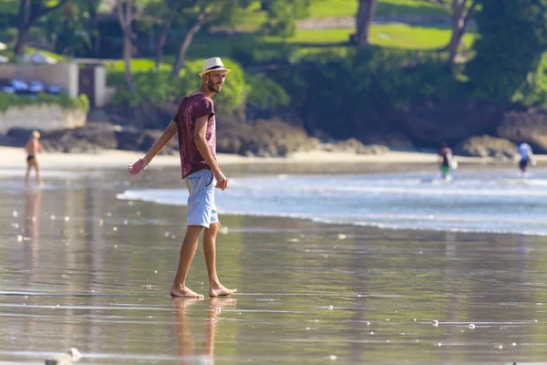 Bir plajda şapkalı adam. — Stok fotoğraf