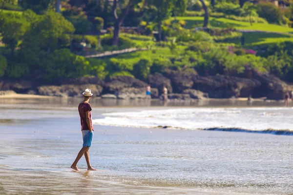 Mannen i hatten på en strand. — Stockfoto