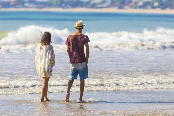 Bărbat în pălărie și o fată pe o plajă . — Fotografie, imagine de stoc