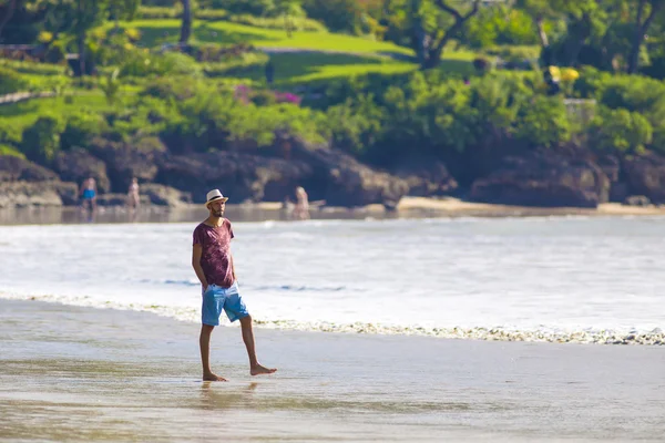 Hombre de sombrero en una playa . —  Fotos de Stock