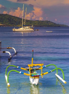 Cennet Tropic ada teknede. 