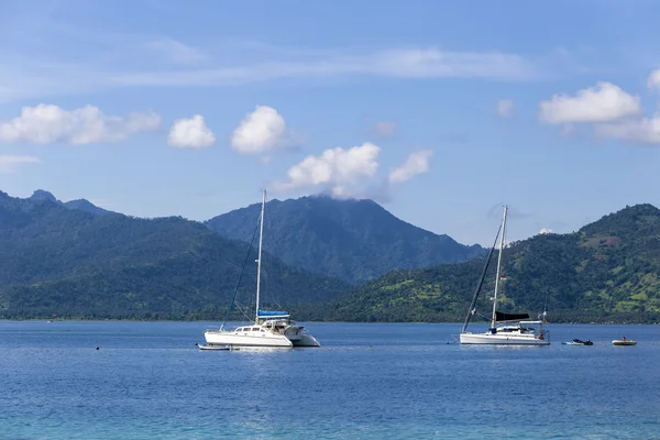 Barca a Paradise Tropic Island . — Foto Stock