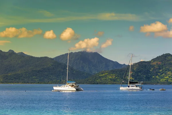 Barca a Paradise Tropic Island . — Foto Stock