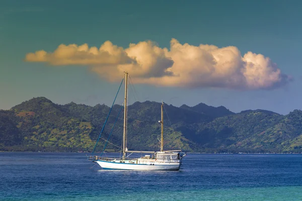 Barco em Paradise Tropic Island . — Fotografia de Stock