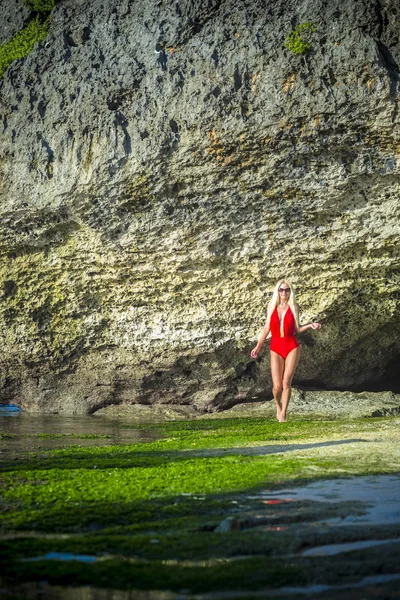 Frau im Bikini — Stockfoto