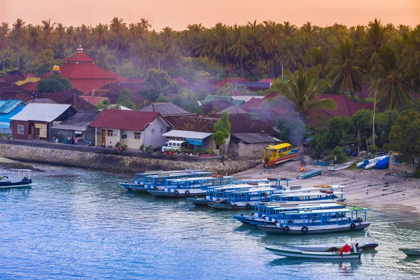 Costa tropicale dell'isola di Nusa Penida . — Foto Stock