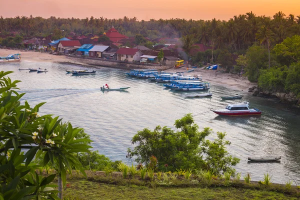 Costa tropicale dell'isola di Nusa Penida . — Foto Stock